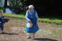 Grand-mère joue au frisbee